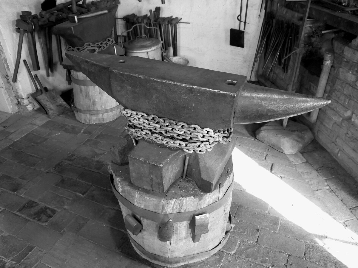 Atelier de ferronnerie : enclume, marteaux et outils de forge