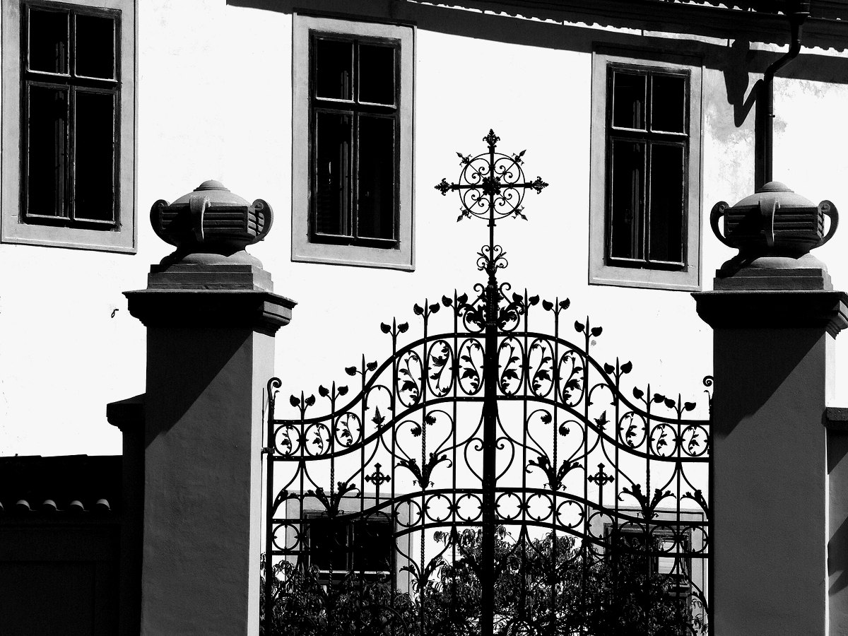 Portail en fer forgé sur mesure devant une maison corse